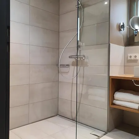 Piazza Hotel Und Restaurant فندق آلين